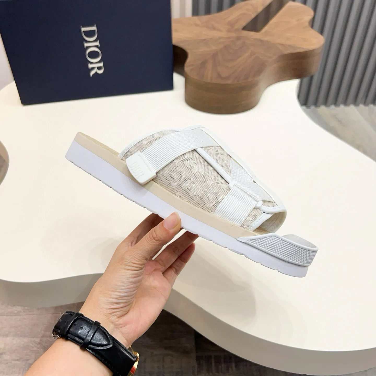 Factory price: 280💰Dior Alias ​​men's leather slippers. This Alias ​​sandal is a new summer product, showing a casual and elegant style. Carefully crafted from grained cow leather and Oblique printed fabric, with cowhide lining! Cross-strap design with metal-clad brass CD Diamond logo. The imported cowhide leather and rubber sole adds sophistication and comfort, while Oblique print-effect anti-slip panels add style. Size: 38-44 (45 customized)